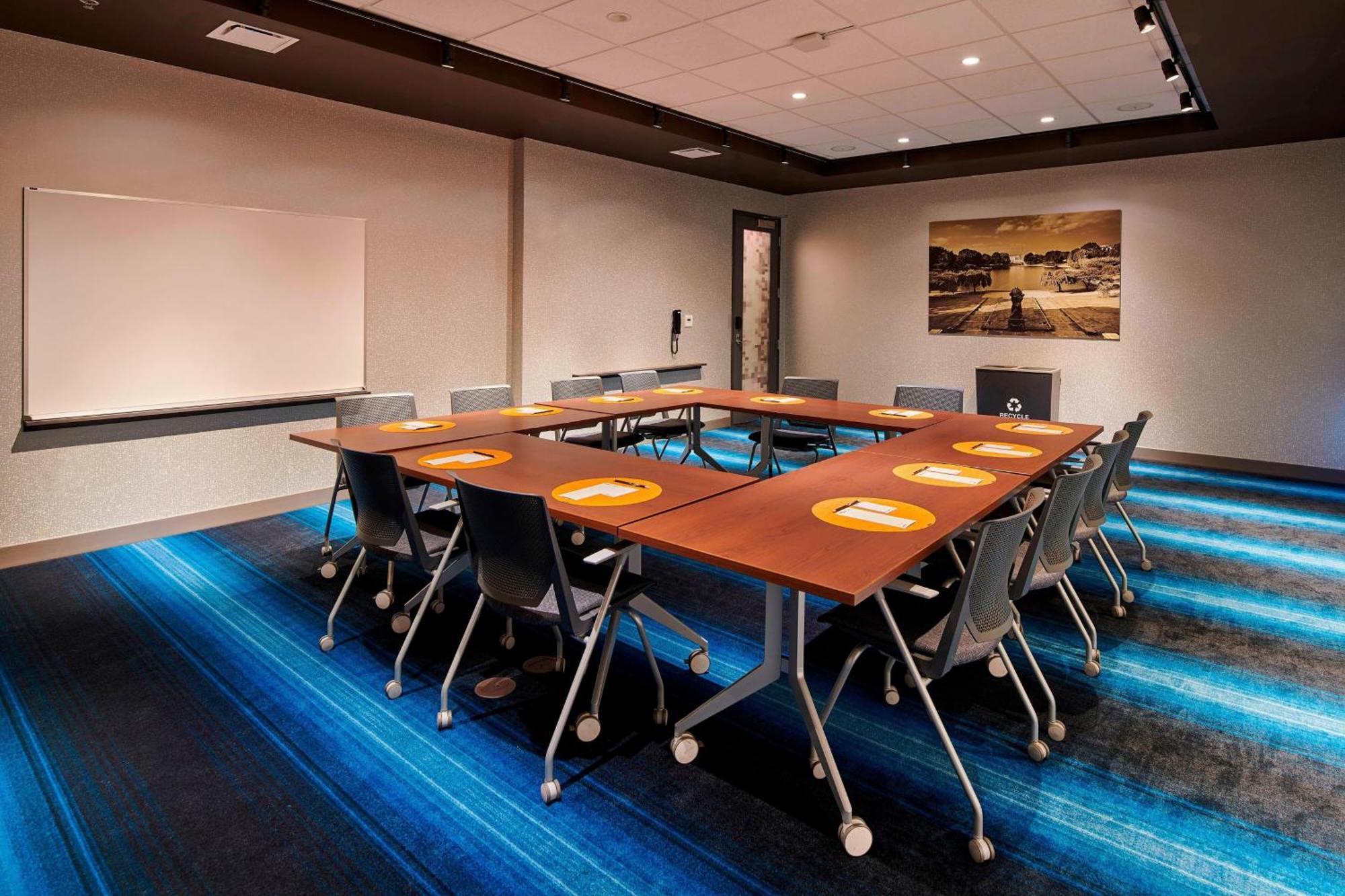 Aloft Cleveland Airport Hotel North Olmsted Bagian luar foto