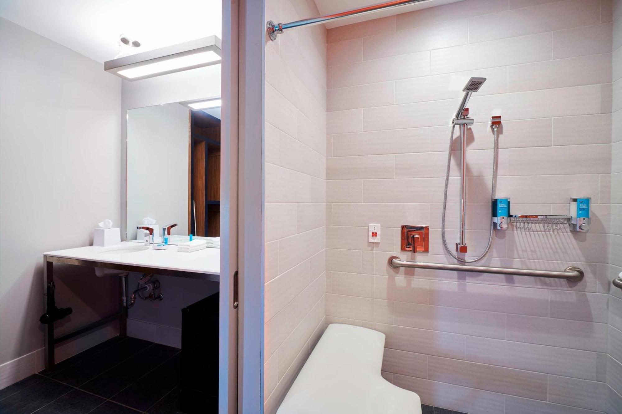 Aloft Cleveland Airport Hotel North Olmsted Bagian luar foto